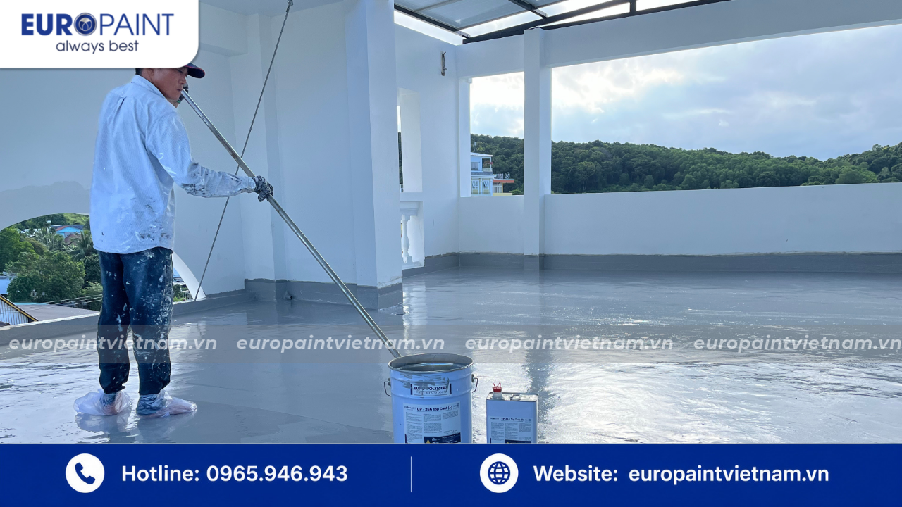 Thi công lớp UP-266 Topcoat màu trắng – giải pháp chống nóng sân thượng hiệu quả của Euro Paint