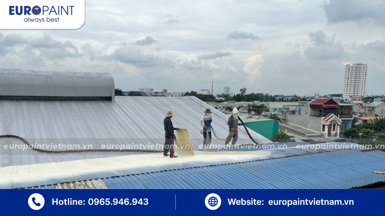 Thi công Euro Polymers PU Foam 500 cho mái tôn Thi công Euro Polymers PU Foam 500 cho mái tôn