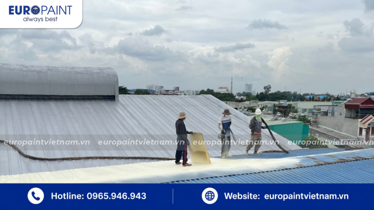 Hệ thống PU Foam cách nhiệt Euro Paint hoàn thiện trên mái tôn nhà xưởng công nghiệp quy mô lớn Hệ thống PU Foam cách nhiệt Euro Paint hoàn thiện trên mái tôn nhà xưởng công nghiệp quy mô lớn