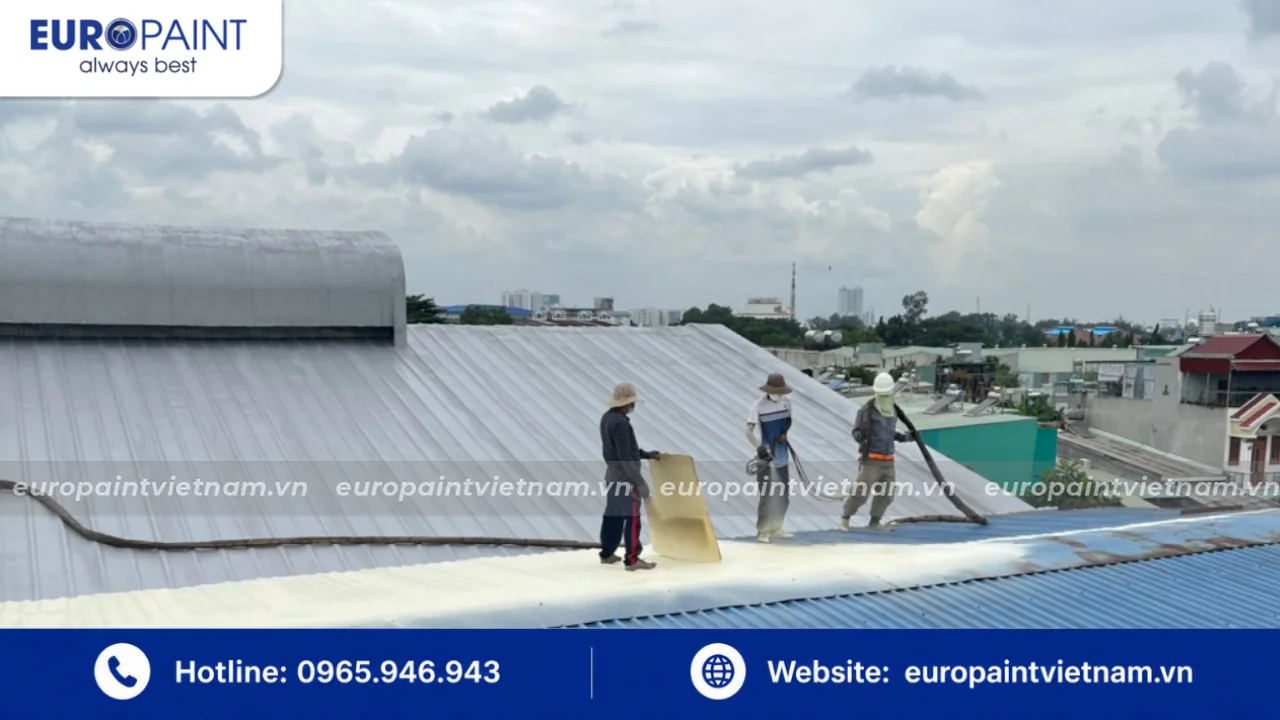 Hệ thống PU Foam cách nhiệt Euro Paint hoàn thiện trên mái tôn nhà xưởng công nghiệp quy mô lớn Hệ thống PU Foam cách nhiệt Euro Paint hoàn thiện trên mái tôn nhà xưởng công nghiệp quy mô lớn